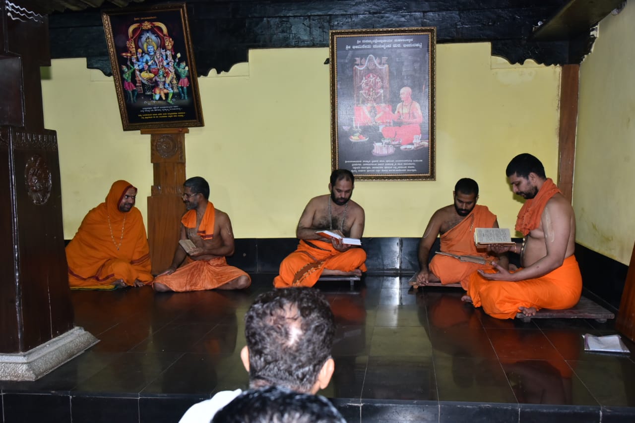 ಉಡುಪಿ ಪೇಜಾವರ ಮಠದಲ್ಲಿ ಯತಿಗಳಿಂದ ಪಾರಾಯಣ
