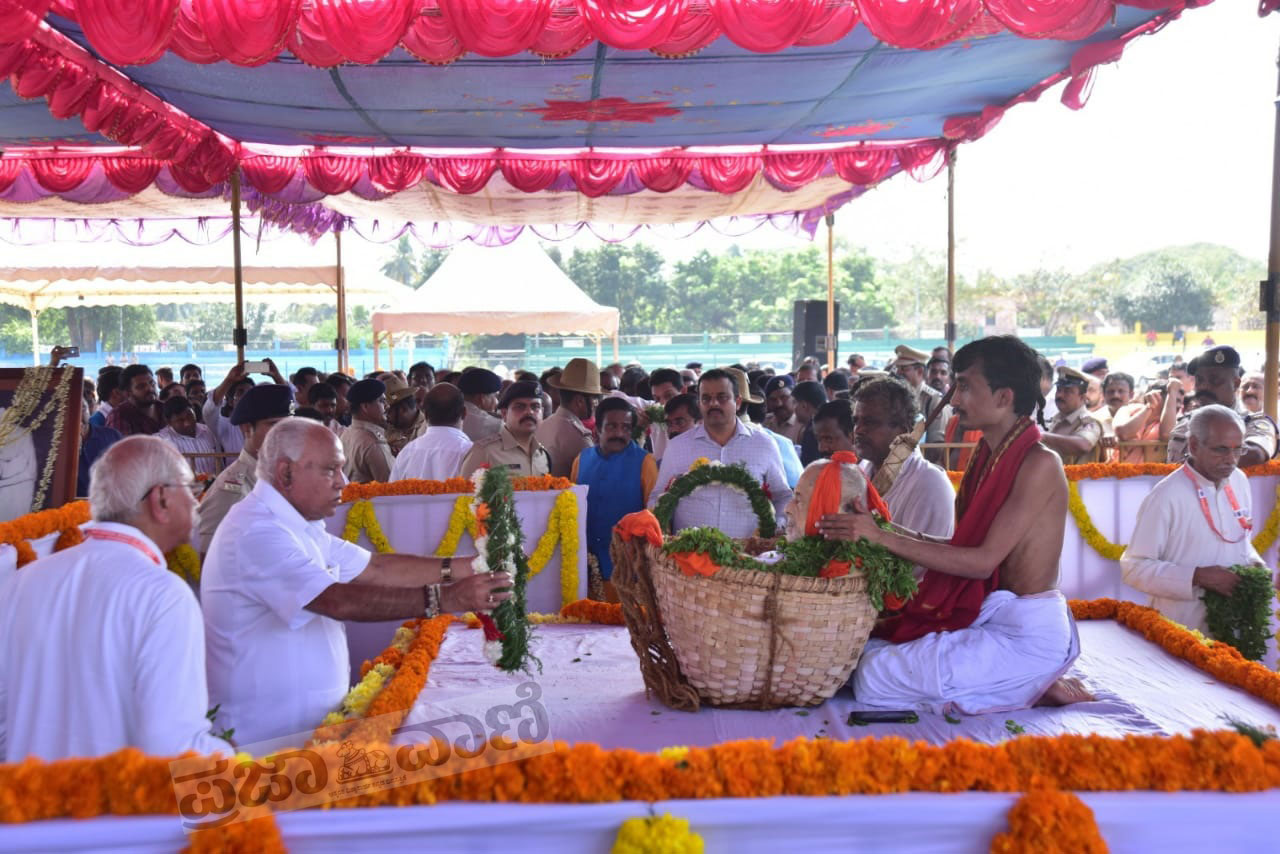 ಉಡುಪಿಯ ಅಜ್ಜರಕಾಡು ಮೈದಾನದಲ್ಲಿ ವಿಶ್ವೇಶ ತೀರ್ಥರಿಗೆ ಅಂತಿಮ ನಮನ ಸಲ್ಲಿಸಿದ ಮುಖ್ಯಮಂತ್ರಿ ಬಿ.ಎಸ್.ಯಡಿಯೂರಪ್ಪ
