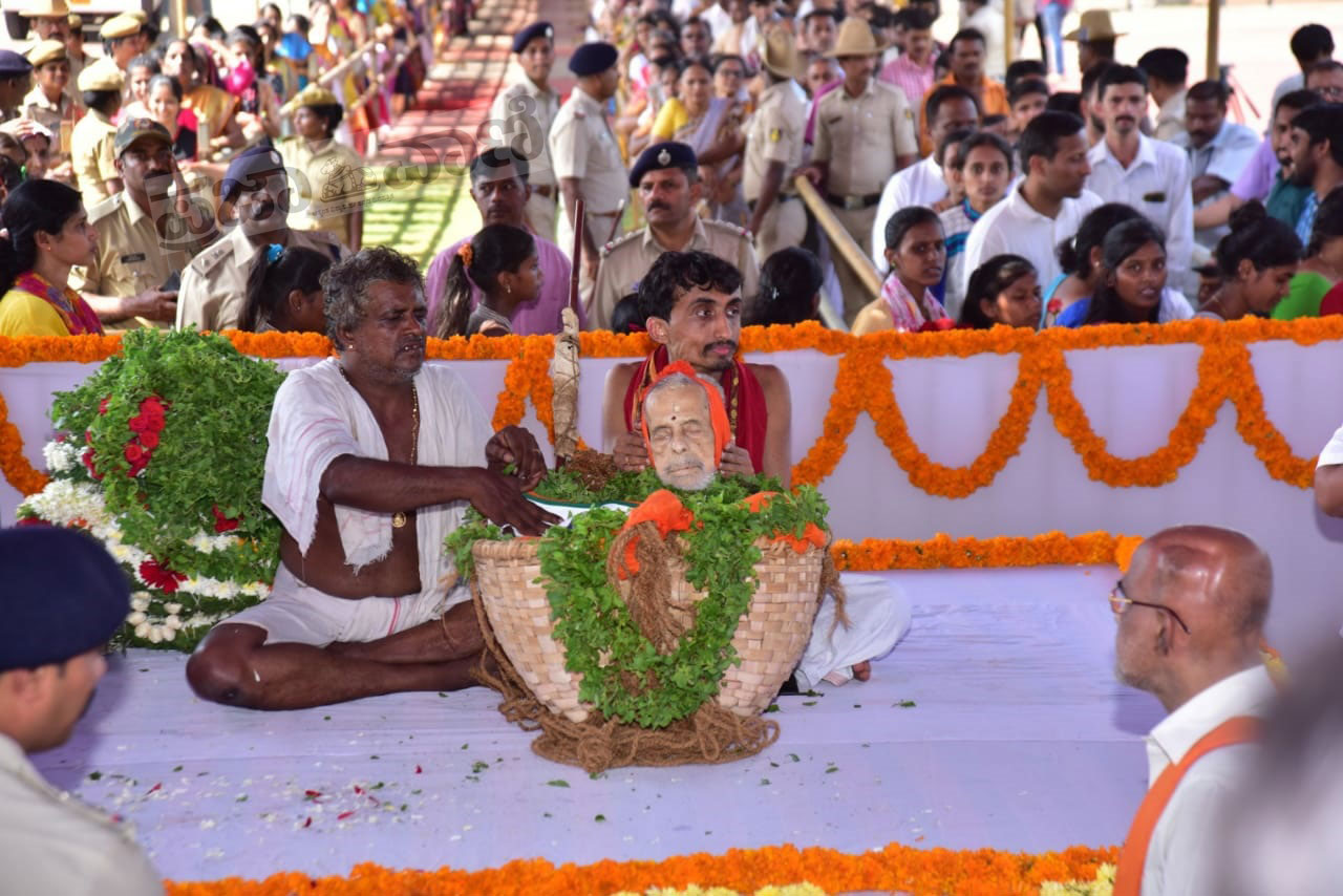 ಅಜ್ಜರಕಾಡು ಮೈದಾನದಲ್ಲಿ ವಿಶ್ವೇಶ ತೀರ್ಥರ ಪಾರ್ಥಿವ ಶರೀರ