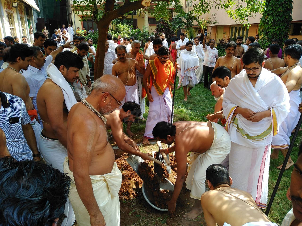ಬೆಂಗಳೂರಿನ ಪೂರ್ಣಪ್ರಜ್ಞ ವಿದ್ಯಾಪೀಠದಲ್ಲಿ ಭಾನುವಾರ ಮಧ್ಯಾಹ್ನ ವಿಶ್ವೇಶ ತೀರ್ಥರ ಬೃಂದಾವನ ನಿರ್ಮಾಣ ವಿಧಿಗಳು ಆರಂಭವಾದವು.