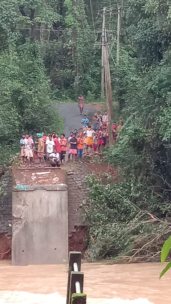 ಬೆಳ್ತಂಗಡಿ ತಾಲ್ಲೂಕಿನ ಅನಾರು ಸೇತುವೆ ಕೊಚ್ಚಿ ಹೋಗಿದೆ.