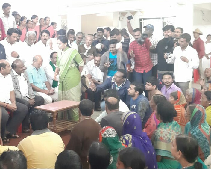 ಗಂಜಿ ಕೇಂದ್ರಕ್ಕೆ ಎಚ್.ಡಿ.ಕುಮಾರಸ್ವಾಮಿ ಭೇಟಿ ನೀಡಿದರು.