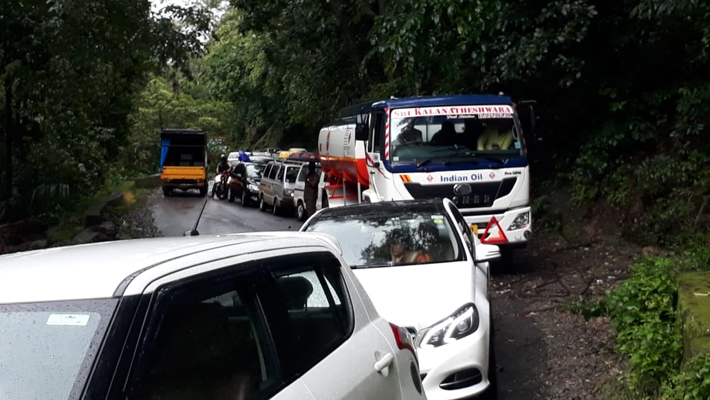 ಚಾರ್ಮಾಡಿ ಘಾಟಿಯಲ್ಲಿ ಮಂಗಳವಾರ ಬೆಳಿಗ್ಗೆ ಗುಡ್ಡದ ಮಣ್ಣು ಕುಸಿದು ರಸ್ತೆಗೆ ಅಡ್ಡಲಾಗಿ ಬಿದ್ದಿದ್ದು ಸಂಚಾರಕ್ಕೆ ತೊಡಕಾಗಿದೆ.