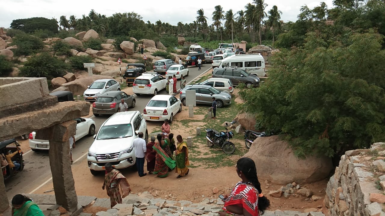 ಹಂಪಿಯಲ್ಲಿ ಸಾಲುಗಟ್ಟಿ ನಿಂತಿರುವ ವಾಹನಗಳು