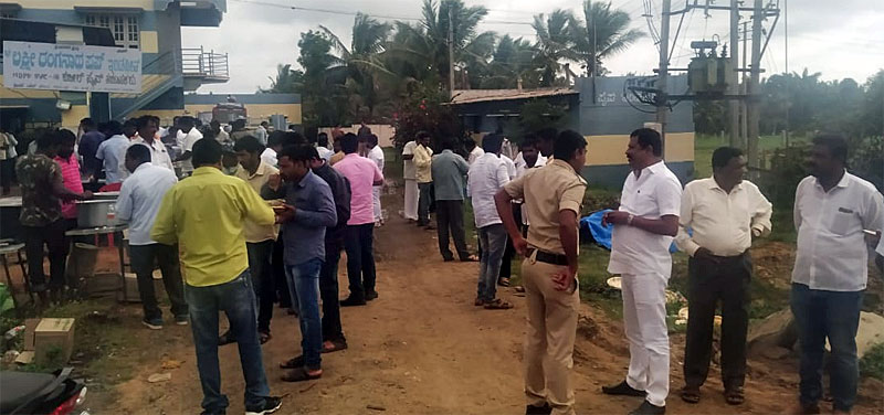 ಹಾಸನ: ಹೋರಾಟಕ್ಕೆ ತೆರಳುತ್ತಿದ್ದವರಿಗೆ ಬೆಳಗ್ಗಿನ ಉಪಹಾರ ವ್ಯವಸ್ಥೆ ಮಾಡಲಾಗಿತ್ತು.