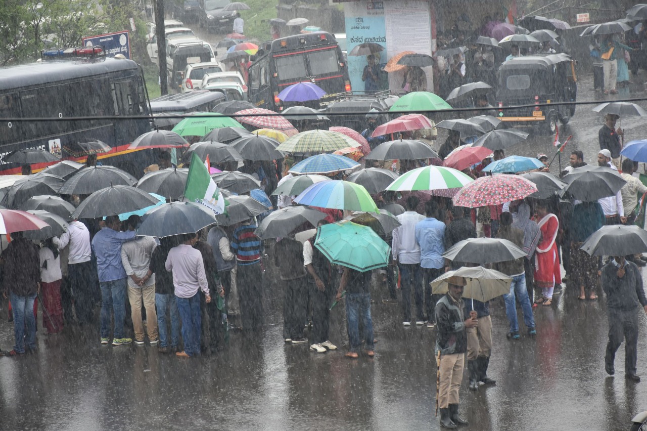 ಮಡಿಕೇರಿಯಲ್ಲಿ ಕಾಂಗ್ರೆಸ್ ಕಾರ್ಯಕರ್ತರ ಪ್ರತಿಭಟನೆ