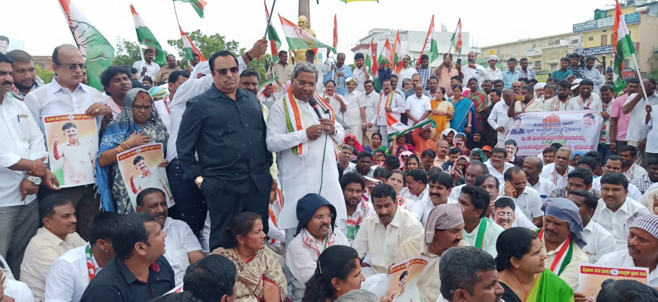ಮೈಸೂರಿನ ಗಾಂಧಿ ಚೌಕದಲ್ಲಿ ಕಾಂಗ್ರೆಸ್ ಕಾರ್ಯಕರ್ತರನ್ನು ಉದ್ದೇಶಿಸಿ ಸಿದ್ದರಾಮಯ್ಯ ಮಾತನಾಡಿದರು. (ಪ್ರಜಾವಾಣಿ ಚಿತ್ರ: ಸವಿತಾ ಬಿ.ಆರ್.)