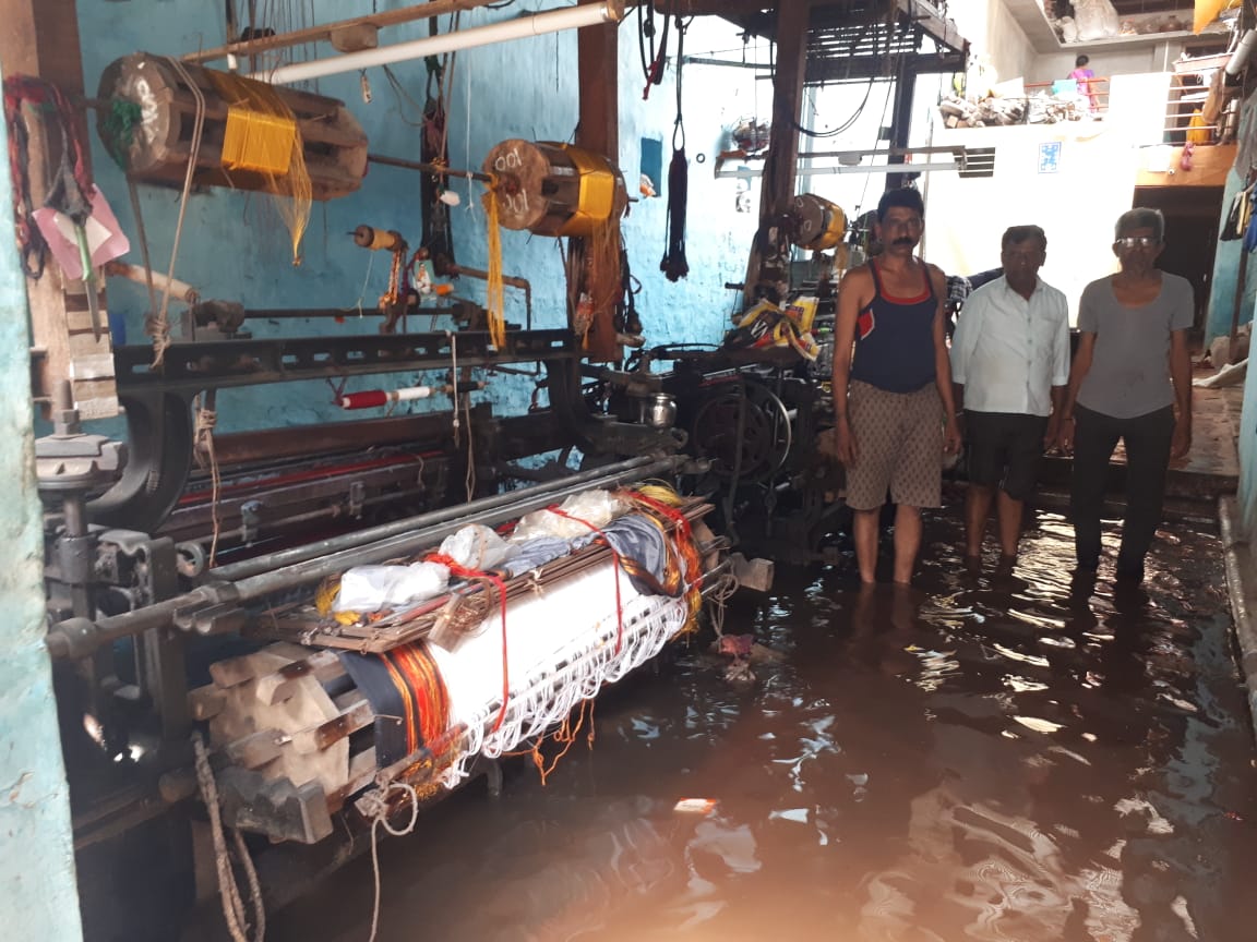 ರಬಕವಿ ಪಟ್ಟಣದಲ್ಲಿ ಮನೆಗಳಿಗೆ ಕೃಷ್ಣಾ ನದಿ ನೀರು ನುಗ್ಗಿದ್ದು, ಮಗ್ಗಗಳು ಹಾಳಾಗಿವೆ