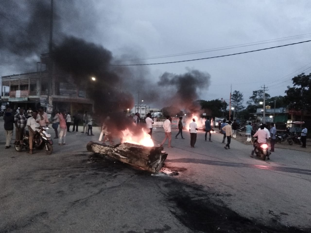 ಕನಕಪುರ ತಾಲ್ಲೂಕಿನ ಸಾತನೂರಿನಲ್ಲಿ ಡಿಕೆಶಿ ಬೆಂಬಲಿಗರು ರಸ್ತೆ ಮಧ್ಯೆ ಬೆಂಕಿ ಹಚ್ಚಿ ಪ್ರತಿಭಟಿಸಿದರು.