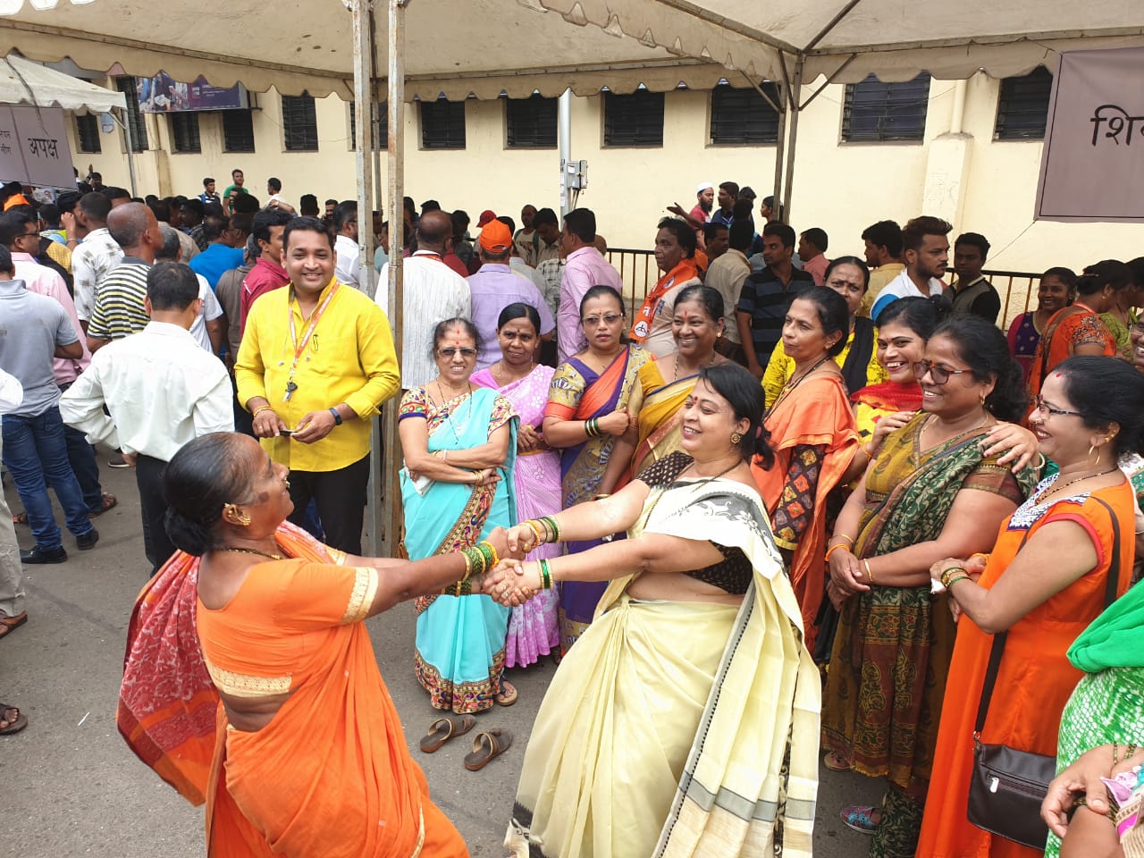 ಮತ ಎಣಿಕೆ ಕೇಂದ್ರದ ಹೊರಗೆ ಶಿವಸೇನೆಯ ಮಹಿಳಾ ಕಾರ್ಯಕರ್ತರ ಸಂಭ್ರಮಾಚರಣೆ