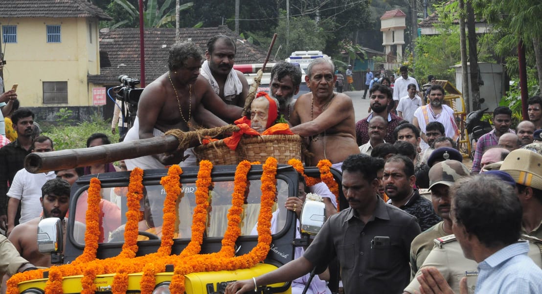 ತೆರೆದ ವಾಹನದಲ್ಲಿ ಸ್ವಾಮೀಜಿ ಪಾರ್ಥಿವ ಶರೀರವನ್ನು ಉಡುಪಿಯ ಅಜ್ಜರಕಾಡು ಮೈದಾನಕ್ಕೆ ತರಲಾಯಿತು.