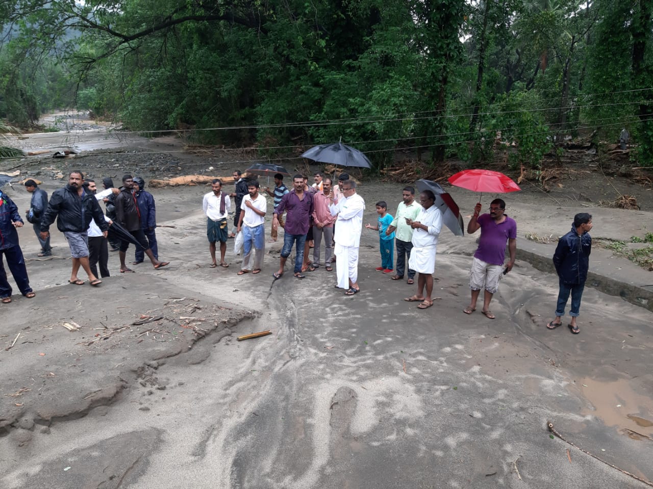 ಧರ್ಮಸ್ಥಳದ ಧರ್ಮಾಧಿಕಾರಿ ವೀರೇಂದ್ರ ಹೆಗ್ಗಡೆ ಪ್ರವಾಹದ ಅನಾಹುತ ವೀಕ್ಷಿಸಿದರು.