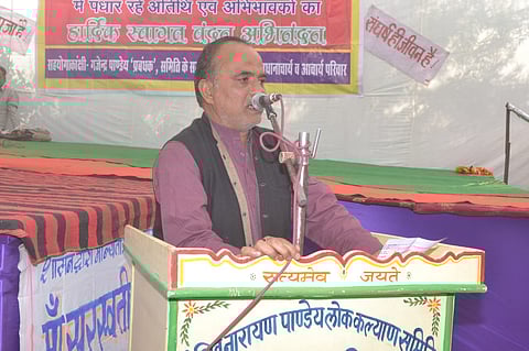 एक शासकीय शिक्षक जिन्हें 'मंच संचालन' में महारथ हासिल है!