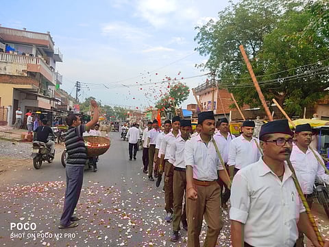 झाँसी के विश्वकर्मा नगर में हुआ पथ संचलन और शस्त्र पूजन का कार्यक्रम