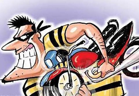 दिन दहाड़े तहसील से वकील की बाइक ही ले उड़े चोर