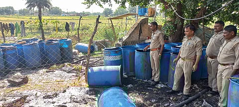 1400 लीटर अवैध कच्ची शराब बरामद कर 4000 किग्रा लहन मौके पर नष्ट की गई