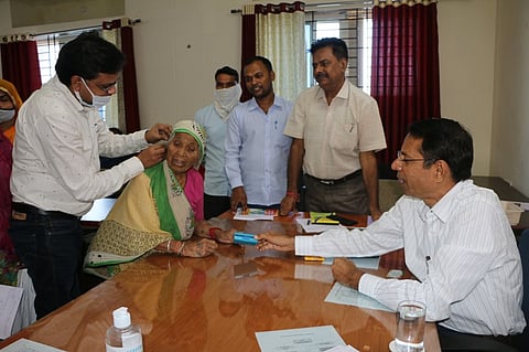 दतिया-जन सुनवाई में वृद्ध महिला को मिला श्रवण यंत्र