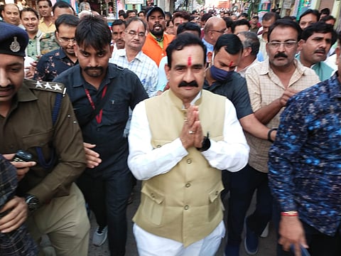 गृह मंत्री डॉ. नरोत्तम मिश्र ने शहर में पैदल घूमकर व्यापारियों एवं अन्य लोगों को दीपावली की शुभकामनाएं दी