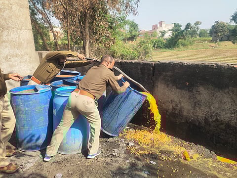 शासन एवं आबकारी आयुक्त के निर्देशानुसार चलाये जा रहे अभियान के तहत अवैध शराब के डेरा में दबिश