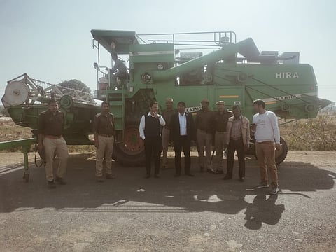 मोठ-ग्राम रेव में एसडीएम ने हार्वेस्टर सीज की