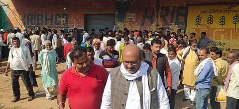 गोदाम पर पहुंचे विधायक घनश्याम सिंह, बोले किसानों को दें पर्याप्त खाद