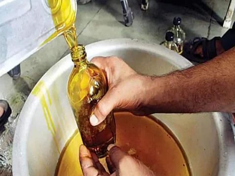 प्रतिबंध के बाद भी बाजार में खुलेआम बिक रहा खुला तेल