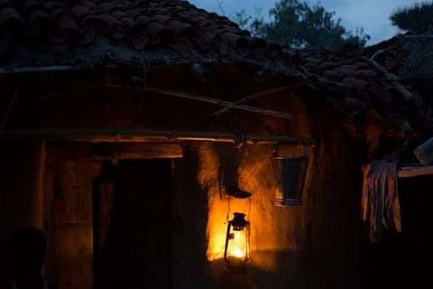 चार बर्ष पूर्व लगाई गई स्ट्रीट लाइटें खराब होने से आधा दर्जन गांवों में छाया अंधेरा