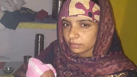 सालोंन बी अस्पताल प्रबंधन की लापरवाही फर्श पर हुआ प्रशव-कारण बताओ नोटिस जारी