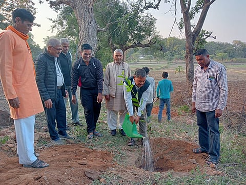 बबीना के भगवान श्री परसुराम आश्रम में हुआ सुन्दर काण्ड पाठ के साथ वृक्षारोपण का कार्यक्रम