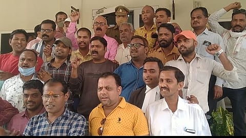 झांसी पुलिस का पत्रकारों के खिलाफ गलत रवैया से पत्रकारों में आक्रोश, दिया ज्ञापन