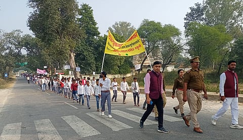 युवक/महिला मंगल दल ने रैली निकाल कर किया यातायात सुरक्षा के प्रति जागरूक