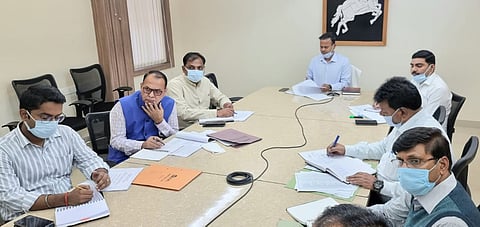 जिलाधिकारी ने निर्वाचक नामावलियो का संक्षिप्त पुनरीक्षण कार्यो के प्रगति की समीक्षा की