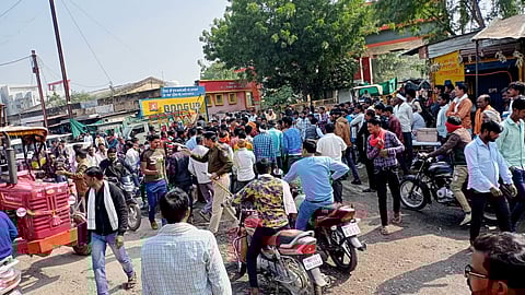 खाद न मिलने की समस्या को लेकर ग्रामीणों ने कृषि उपज मंडी के सामने लगाया जाम