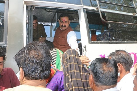 गृह मंत्री ने जनजातीय गौरव दिवस के कार्यक्रम मे जाने वाले लोगों को 30 बसों के माध्यम से बस को हरी झंडी दिखाकर रवाना किया