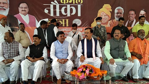 कमल नौका यात्रा में नगर पंचायत सुजाबाद प्रतिनिधि दर्शन निषाद द्वारा उप मुख्यमंत्री केशव प्रसाद मौर्य का स्वागत किया