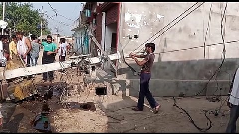 ग्राम साकिन में ट्रक की टक्कर से टूटा बिजली का खंभा, बाल-बाल बचे ग्रामीण