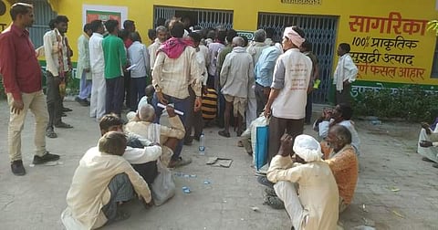 किसानों ने डीएम से भण्डरा समिति में डीएपी खाद भेजे जाने की मांग की