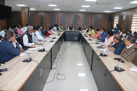 सीएम हैल्प लाईन के प्रकरणों का अधिकारी गंभीरता के साथ निरकारण करें,कलेक्टर ने की सीएम हैल्पलाईन के प्रकरणों की समीक्षा