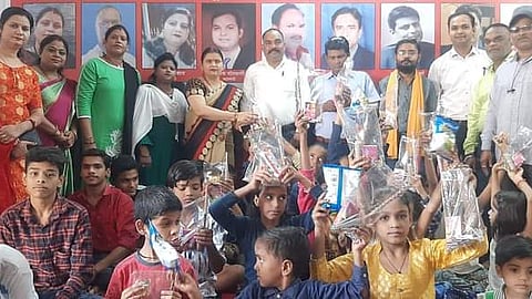 अक्षय जन सेवा समिति ने गरीब बच्चों को बांटी मिठाइयां और पटाखे