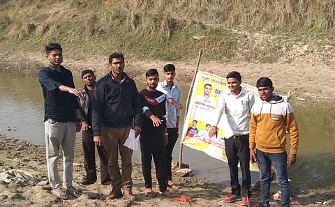 नदी महोत्सव के तहत युवक/महिला मंगल दल भरथरा ने चलाया स्वच्छता कार्यक्रम