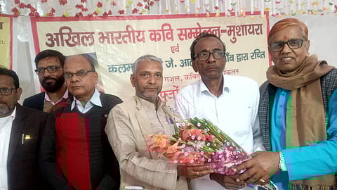 जे आलम का सम्मान करते हुए राम कुमार पाण्डे के साथ राजेश तिवारी