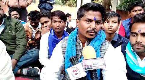 नगर पंचायत चिरगांव में धरना दे रहे सफाई कर्मियों के समर्थन में पहुंची भीम आर्मी