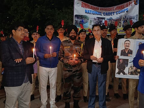 बी. यू, के एन सी सी कैडेटों ने दी वीर शहीदों को भाव पूर्ण श्रृद्धांजलि