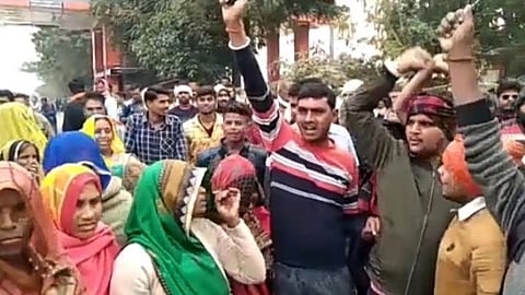 खाद न मिलने की समस्या को लेकर ग्रामीणों ने जाम