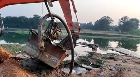 उनाव पहुज नदी में अवैध खननडली तीन  पनडुब्बी जप्त कर नष्ट किया