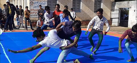 खेलो से हमें अनुशासन के साथ-साथ स्वस्थ रहने के तरीके सीखने को मिलते हैं- डीईओ