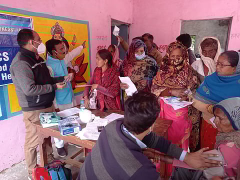ओरछा में निःशुल्क नेत्र परीक्षण शिविर का किया गया आयोजन