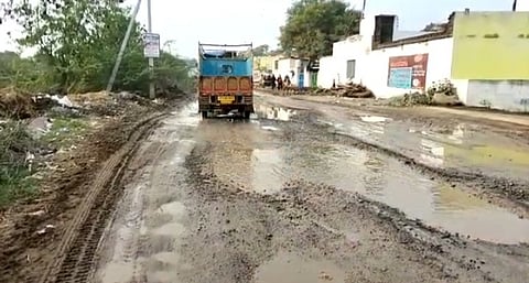 सड़क हुई जानलेवा, जिम्मेदार जानकर भी बने हुए हैं अनजान