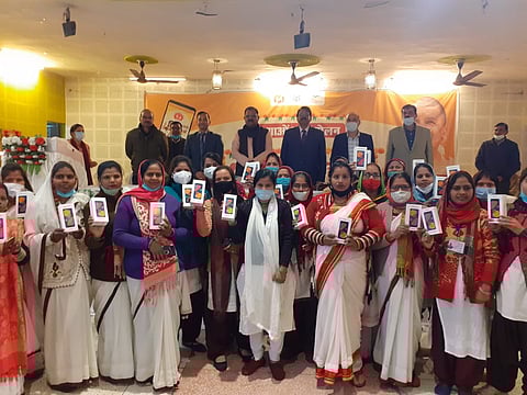 आशा कार्यकर्ताओं को समारोह में दिए गए स्मार्ट फोन