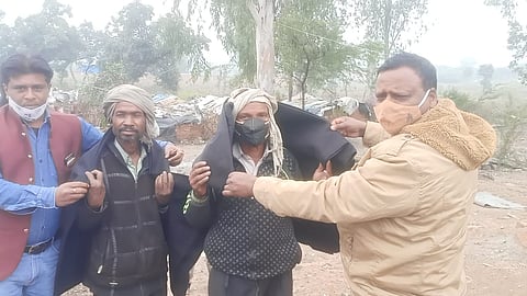 बिजौली इंडस्ट्रीज एरिया में झोपड़ियों में निवास कर रहे आदिवासी परिवारों को कम्बल वितरण किए गए